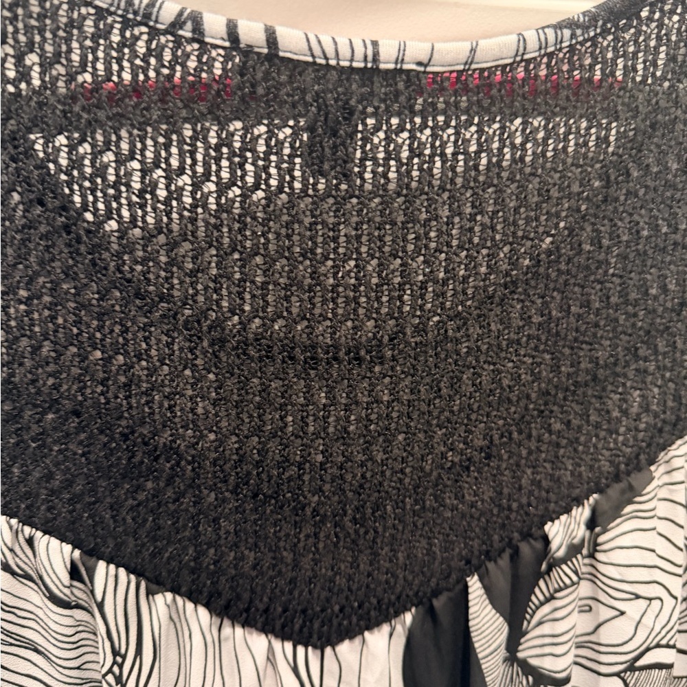 Cupio Black & White Abstract Sleeveless Blouse | Mesh Back | Size L - Picture 5 of 9